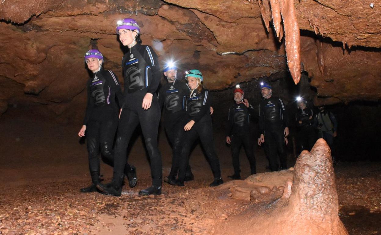 La ministra Morant durante la visita a Les Coves de Sant Josep de La Vall d'Uixò. 