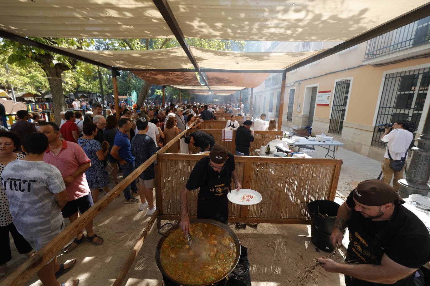 Concursantes en Sueca se baten el premio a la mejor paella del mundo. 