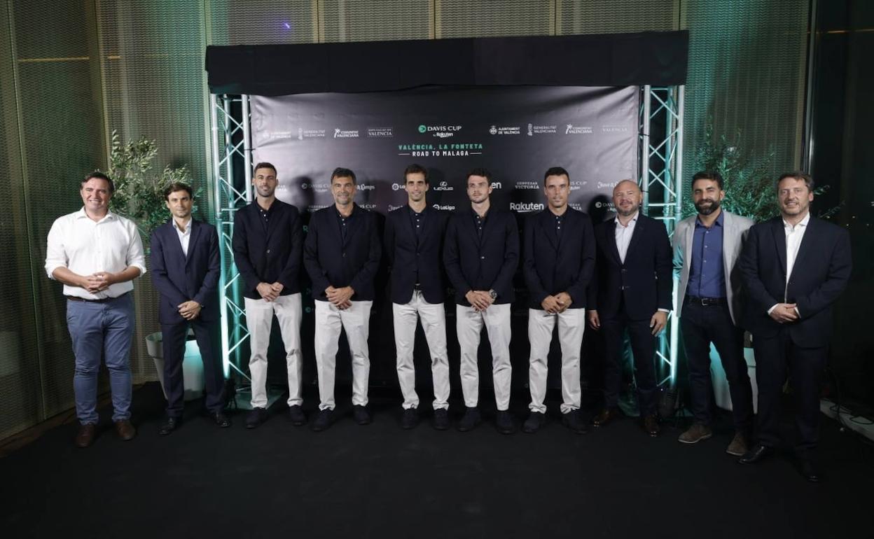 El equipo español posa con los representantes de la organización, con David Ferrer al mando, y las instituciones. 