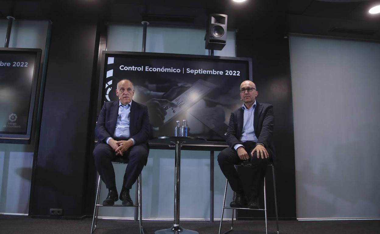 Javier Tebas y Javier Gómez, informando sobre el límite salarial de los clubes. 