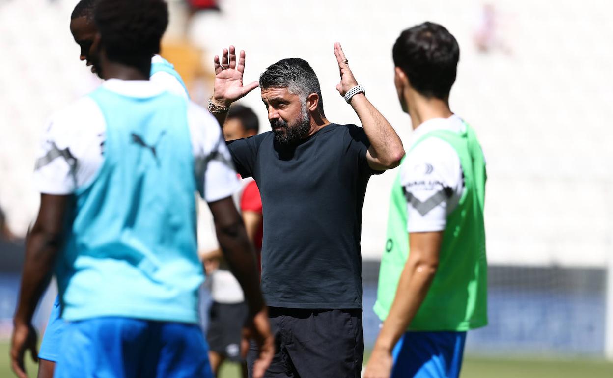 Gattuso, en el calentamiento del equipo en Vallecas.