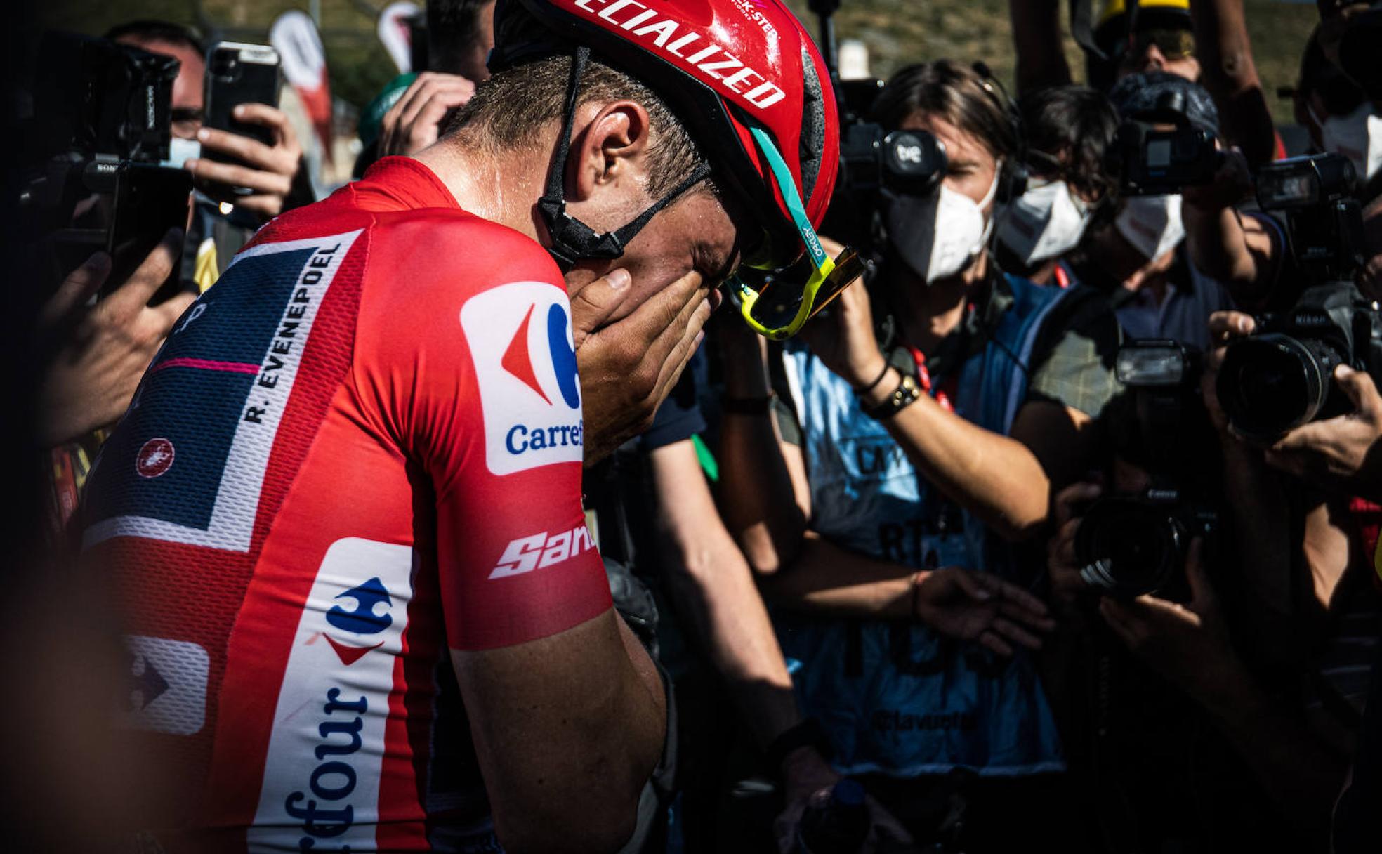 Evenepoel llora tras ganar la Vuelta. 