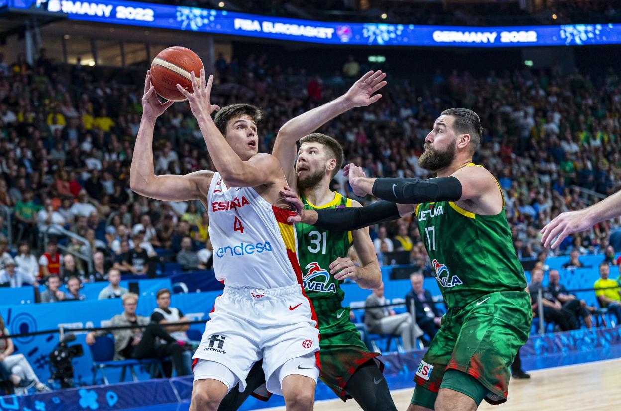 Pradilla protege el balón ante Giedraitis y Valanciunas. feb