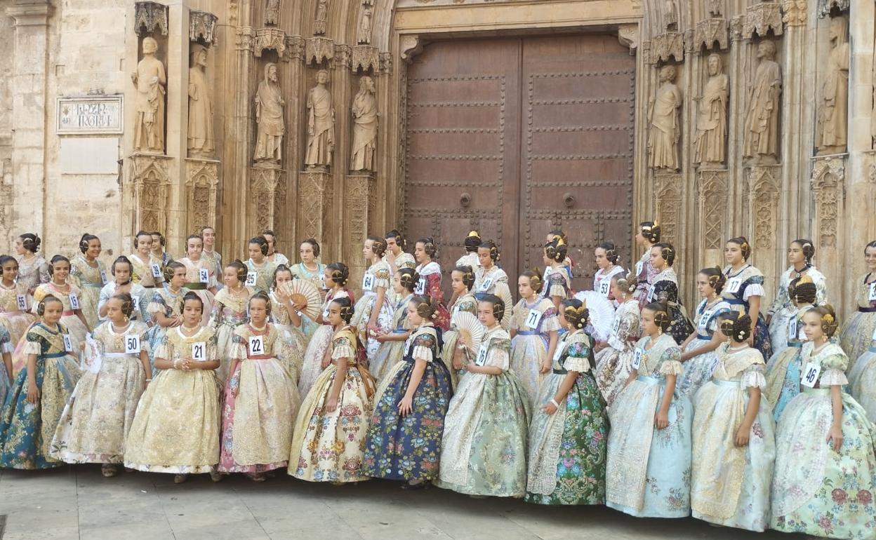 Las candidatas posan en la puerta de la Catedral de Valencia. 