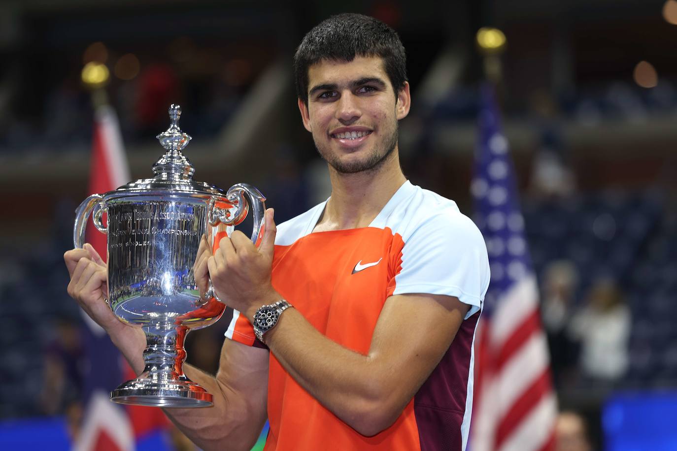 Alcaraz con el trofeo tras el partido