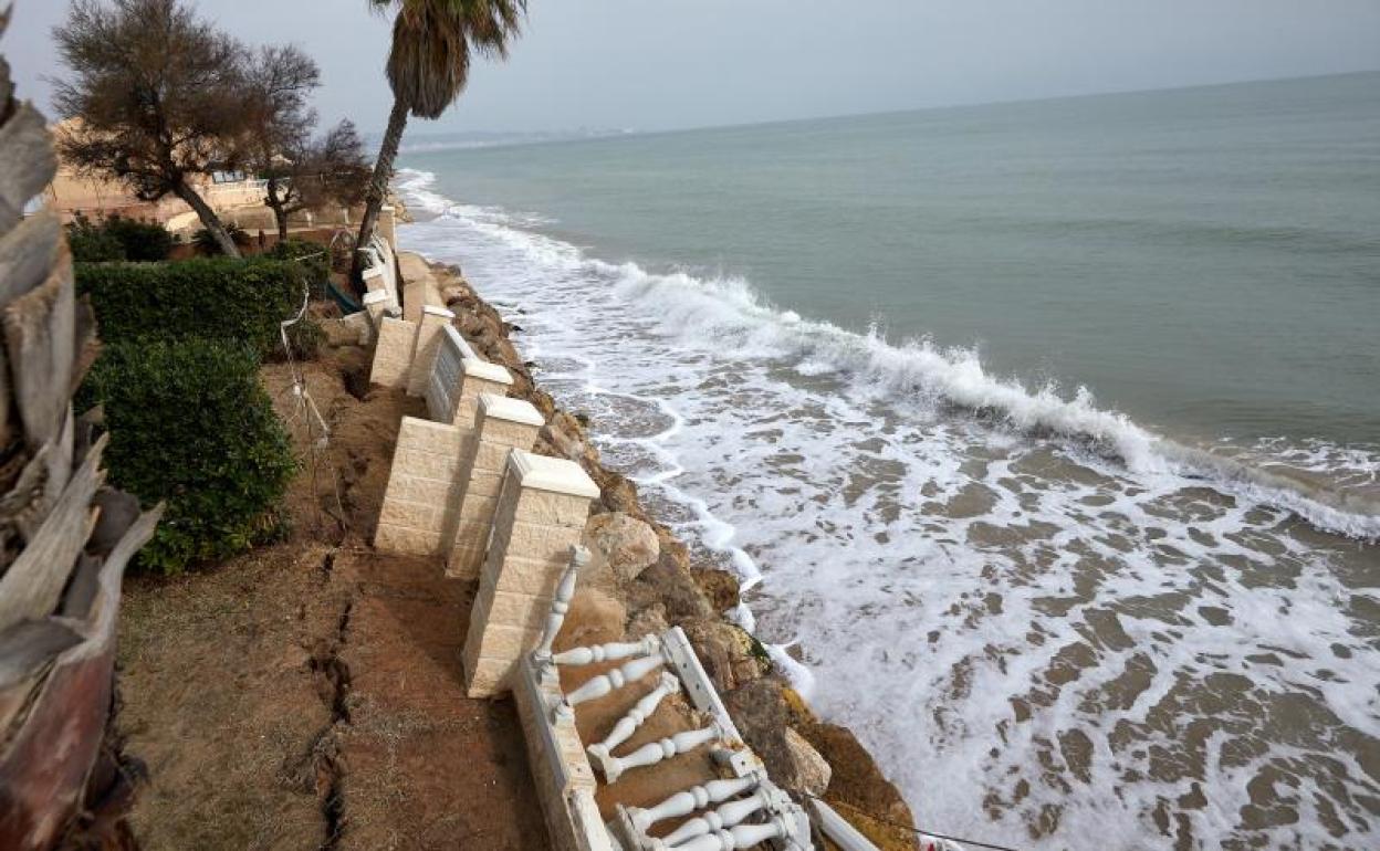 Efectos del temporal en la playa de Tavernes de la Valldigna. 