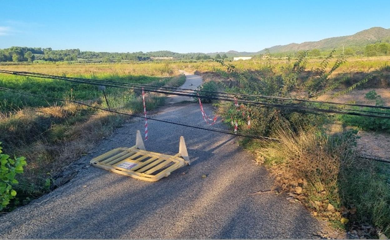 Uno de los caminos cortados por el cableado que cayó como consecuencia de la tormenta. 