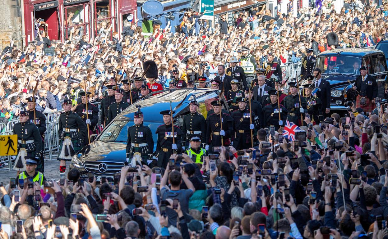 Miles de personas se reunieron este lunes a lo largo de la Milla Real para dar un último adiós a Isabel II, cuyo féretro se trasladó desde el palacio real de Holyroodhouse hasta la catedral de San Giles, Edimburgo.