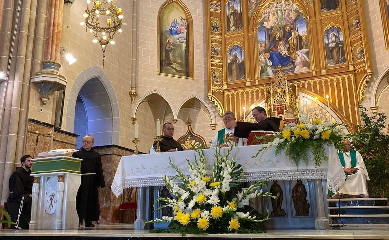 Un momento del oficio religioso con los tres últimos franciscanos de Pego en la zona del altar. 