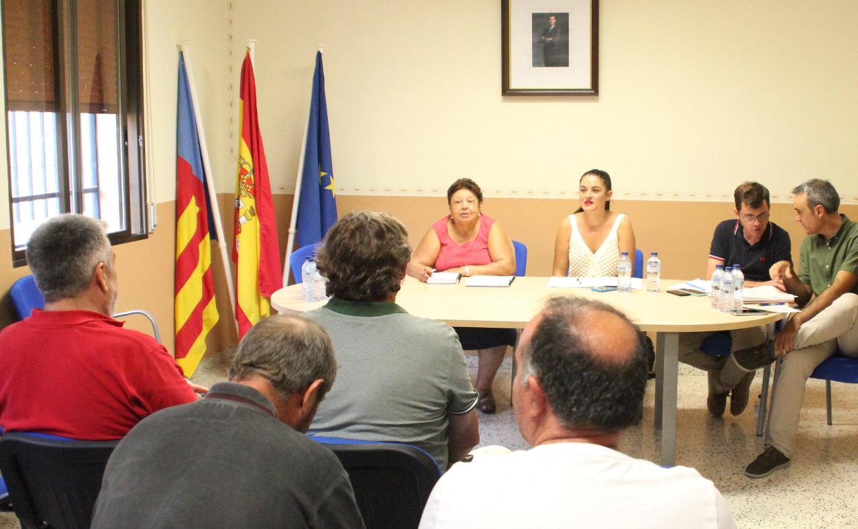 Momento de la reunión de la consellera con los alcaldes de La Vall d'Ebo.