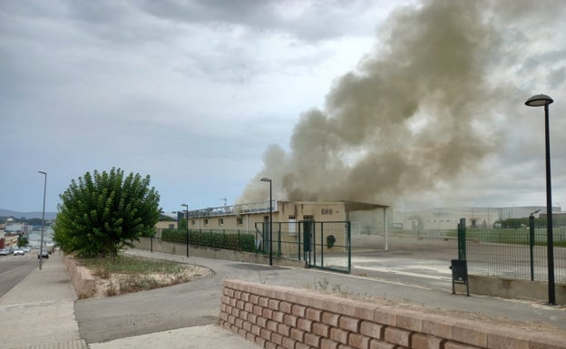 Humareda procedente del fuego del almacén del campo de fútbol. 