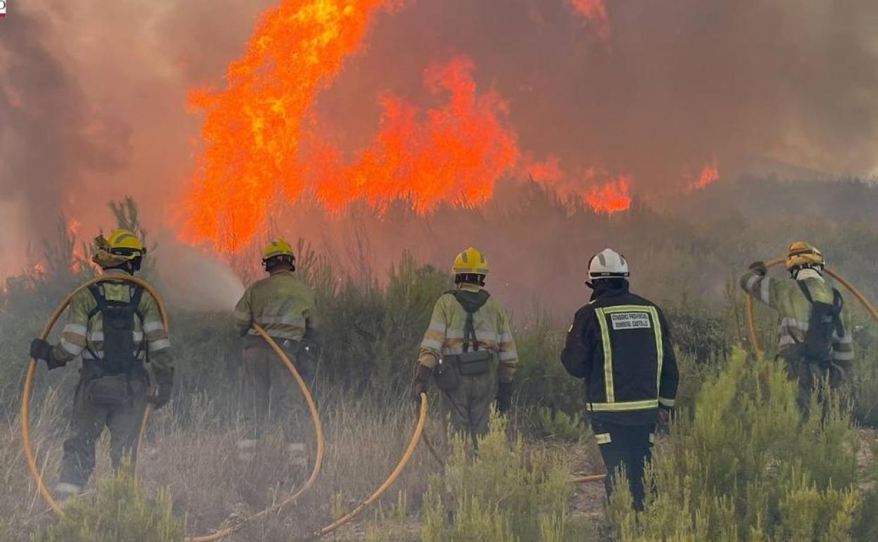 Imagen de los bomberos actuando en el incendio de Bejís