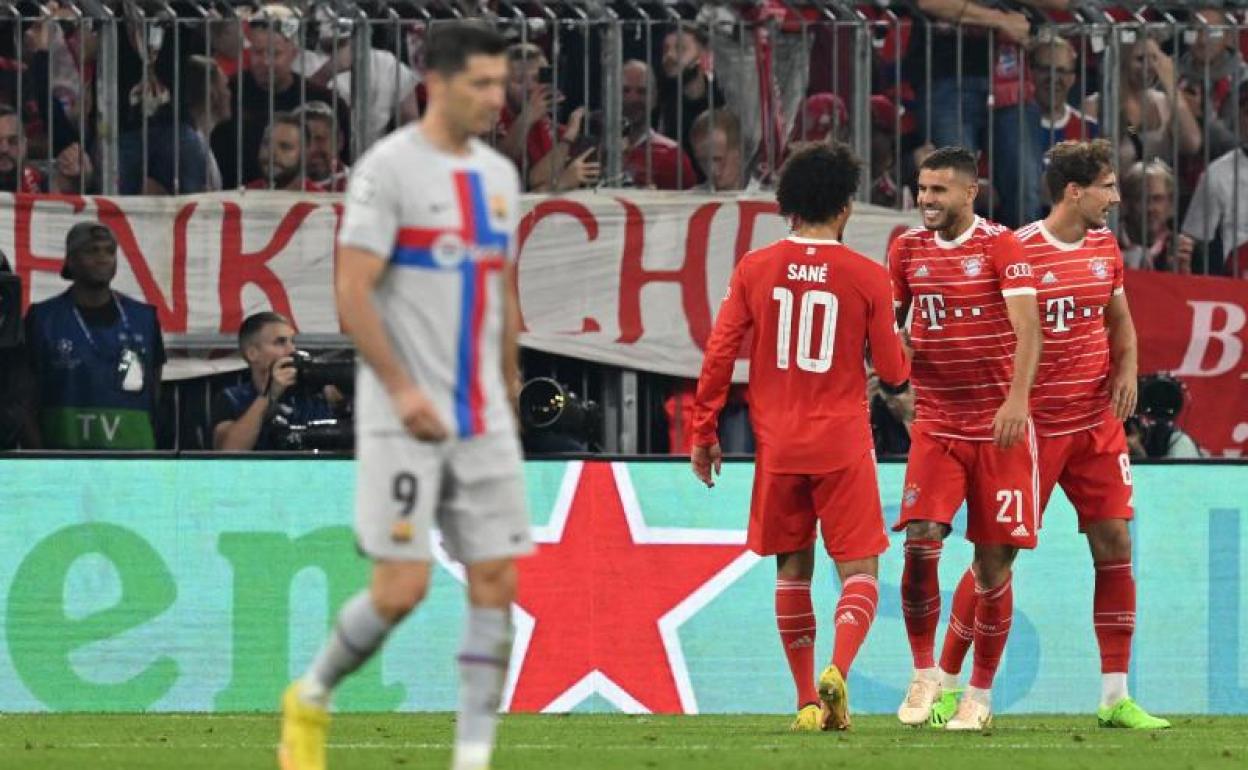 Lewandowski, cabizbajo mientras los jugadores del Bayern celebran uno de los goles. 