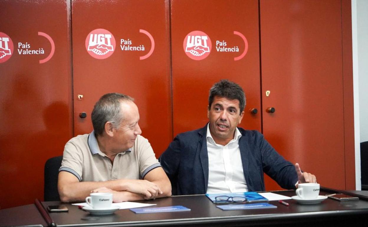 El secretario general de UGT, Ismael Sáez, y el líder del PP valenciano, Carlos Mazón. 