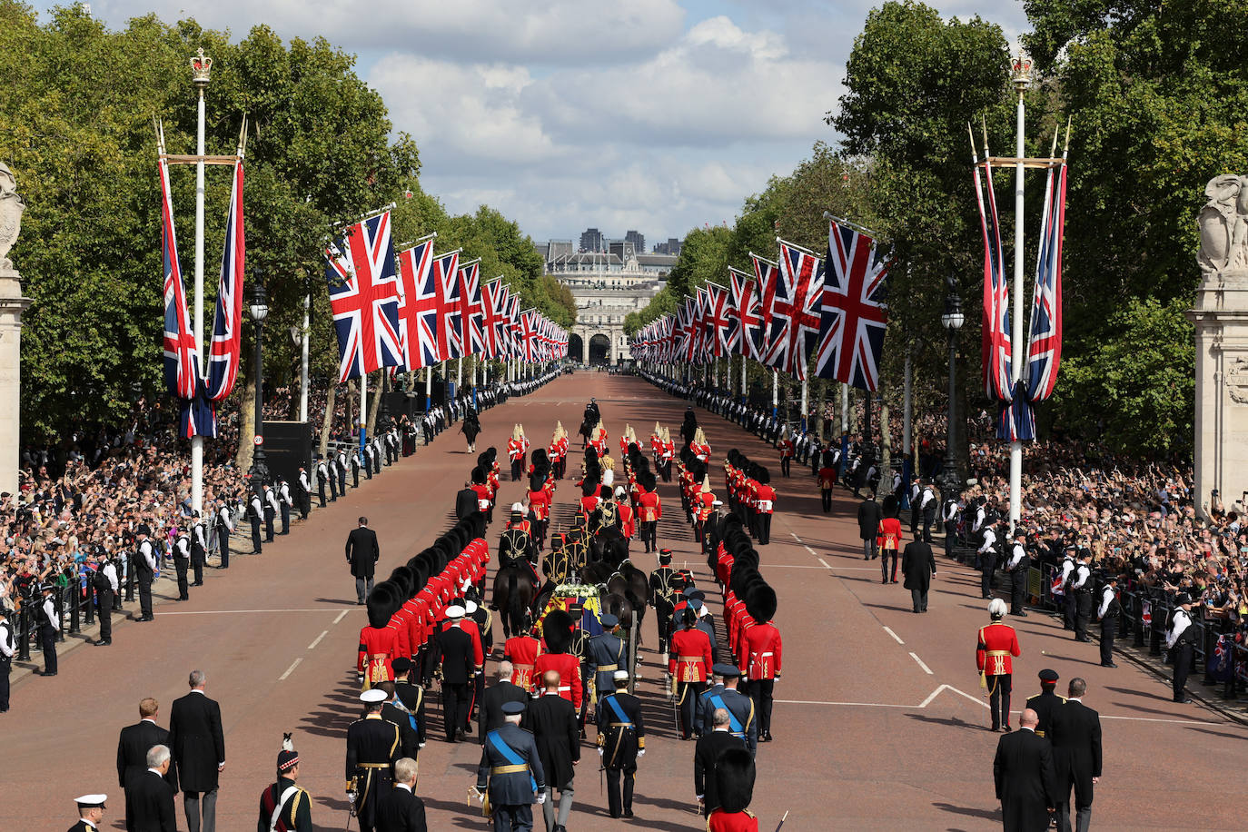 El traslado del féretro desde el Palacio de Buckingham al Parlamento.