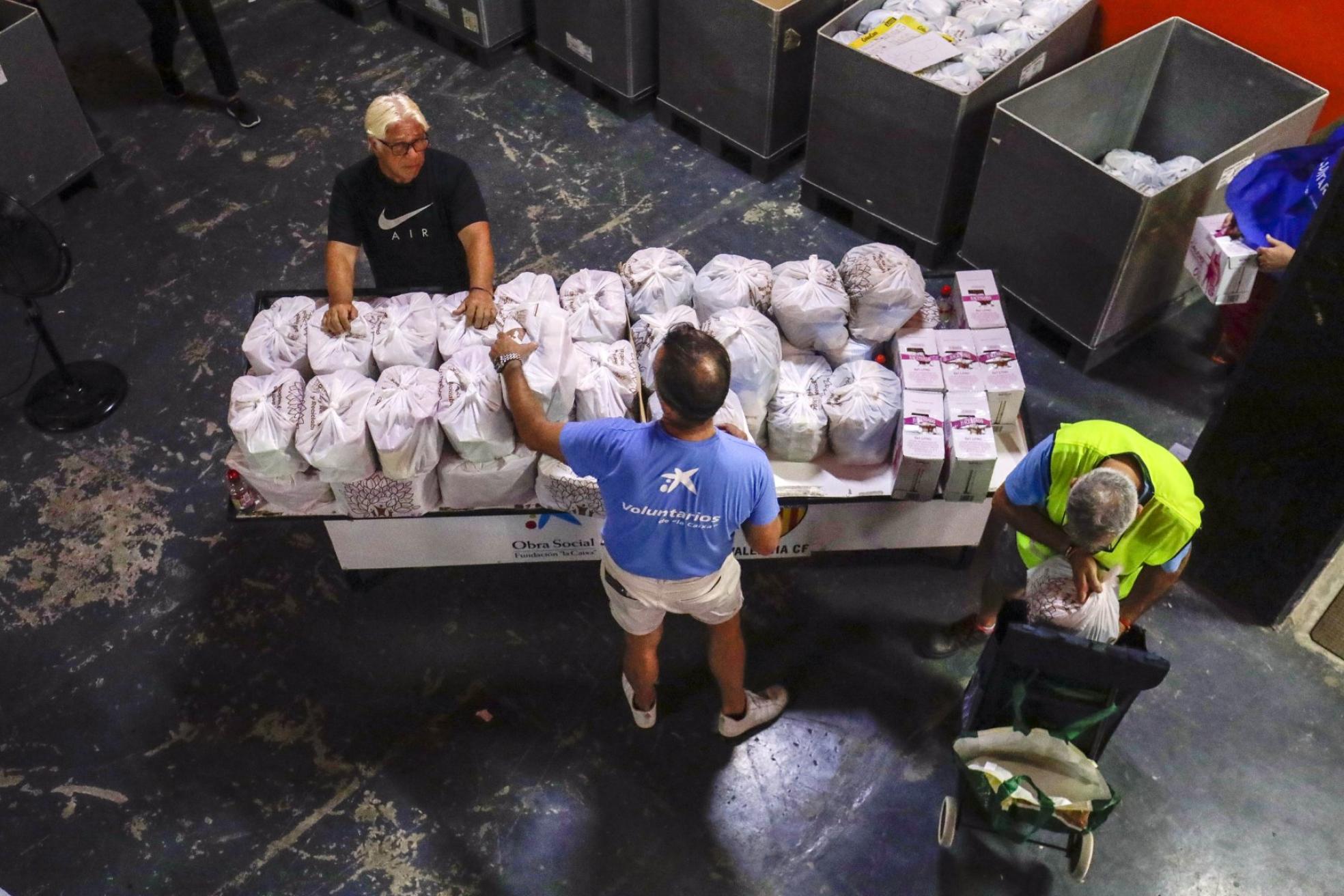 Ayuda.
Voluntarios preparados para
repartir. irene marsilla