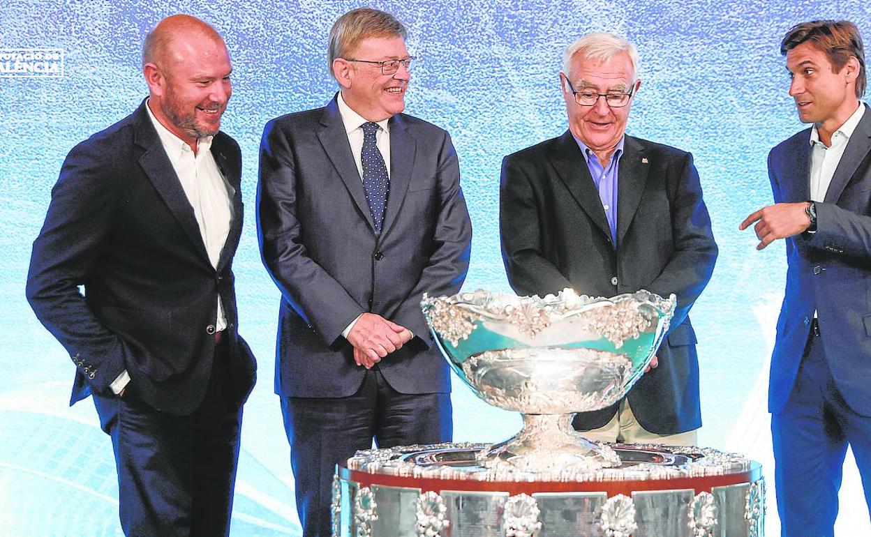 Toni Gaspar, Ximo Puig y Joan Ribó, junto con el director de las finales de la Davis, David Ferrer 