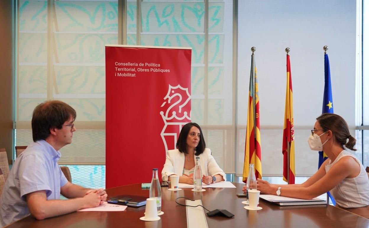 La consellera Rebeca Torró, en la reunión mantenida con el alcalde de Bocairent y la directora general. 