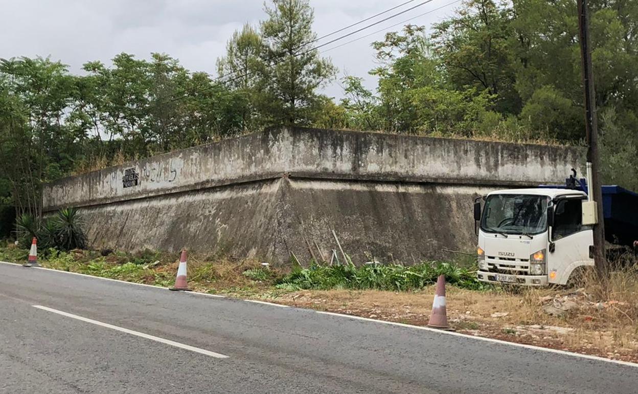 Imagen del depósito de aguas, ubicado en la carretera de acceso a Agres. 