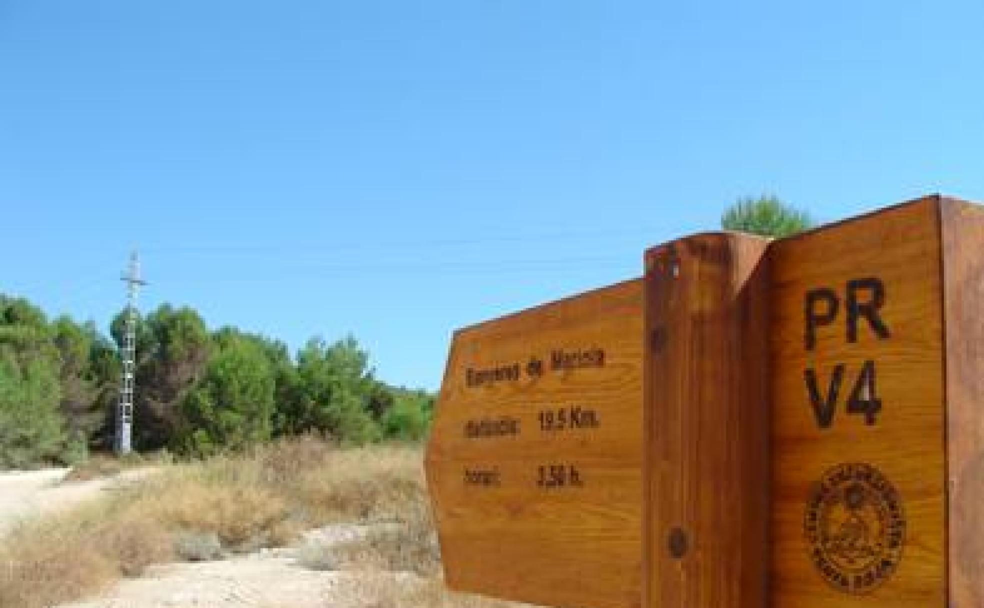 Poste que marca el recorrido junto al cementerio de Banyeres de Mariola hacia el PR-CV 4. 