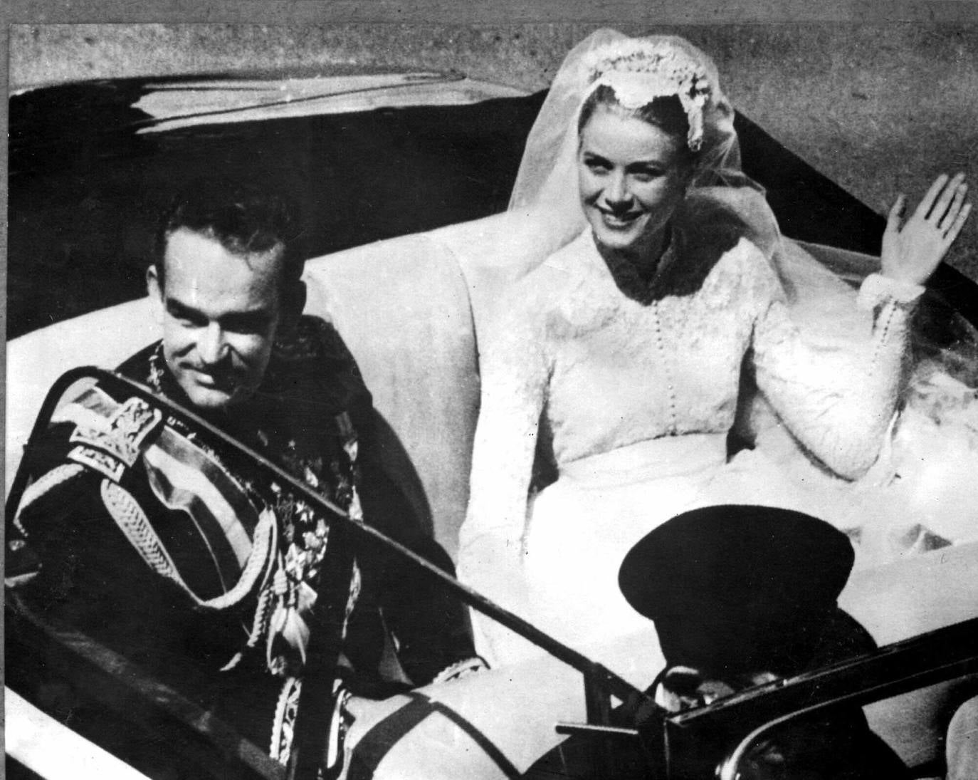 Grace Kelly y Raniero III de Mónaco durante su boda en 1956.