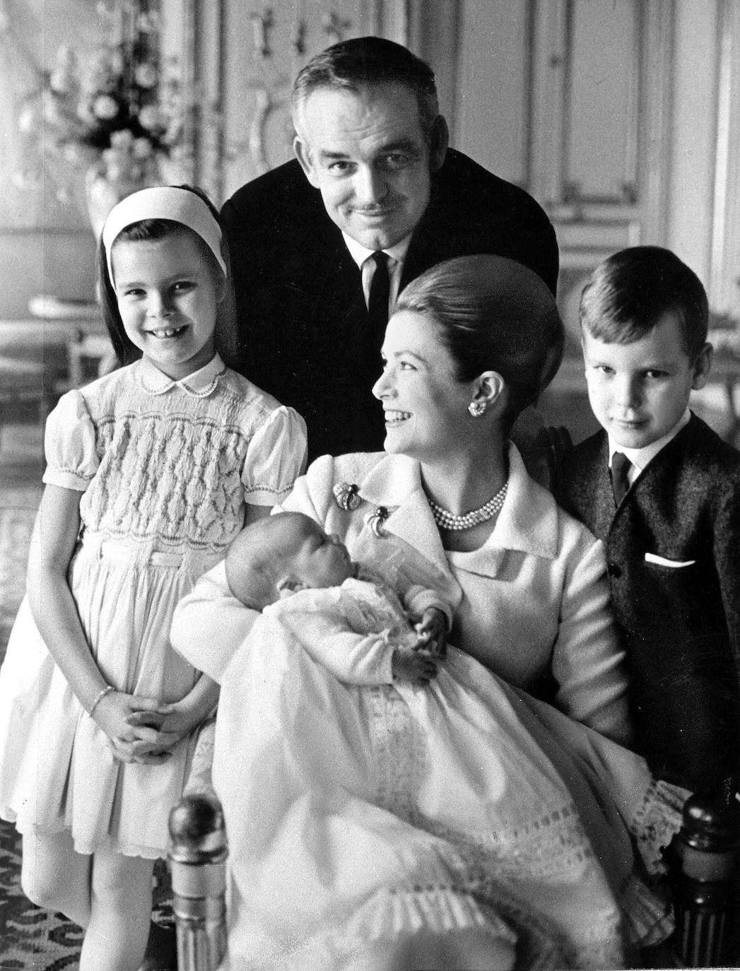 Grace Kelly y Raniero III posando junto a sus hijos (de izq. a der.) Caroline, Estefanía y Alberto EN 1965.