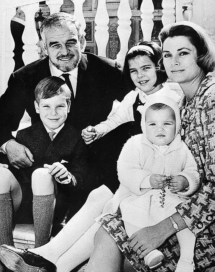 Grace Kelly y Raniero III con sus hijos.