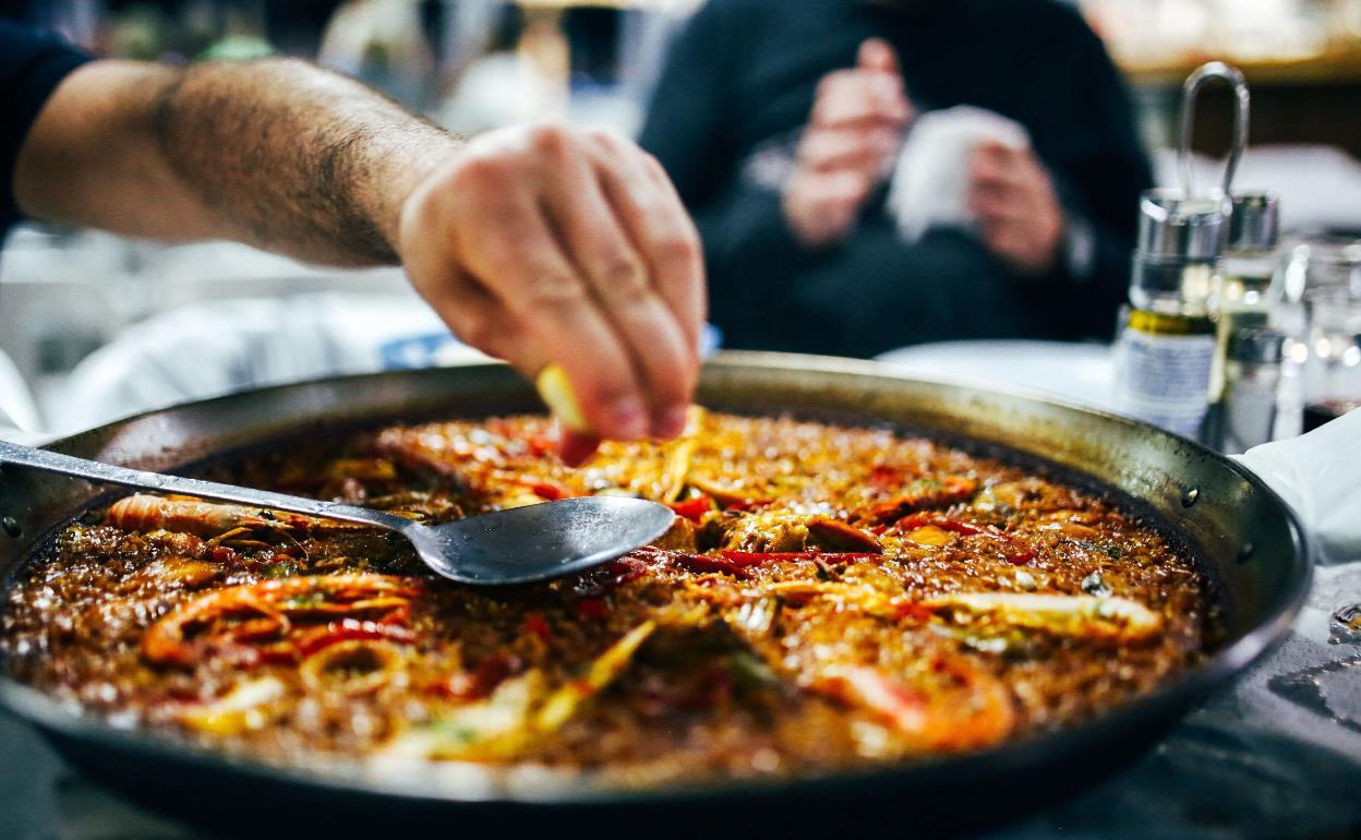 Paella valenciana | Cinco debates en torno a la paella: las claves de siete cocineros