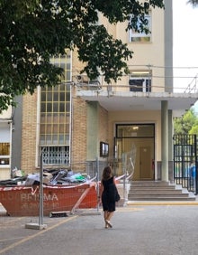 Imagen secundaria 2 - Accesos al centro junto a los contenedores y zona de construcción de las escaleras de emergencia. 