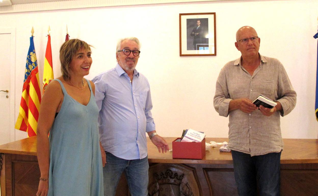 José María Fraguas, este jueves, con Llúcia Signes y Vicent Grimalt en el Ayuntamiento de Dénia. 