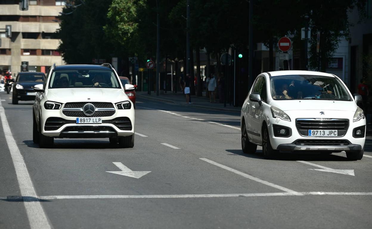 Dos coches circulando por la calle en una imagen de archivo.