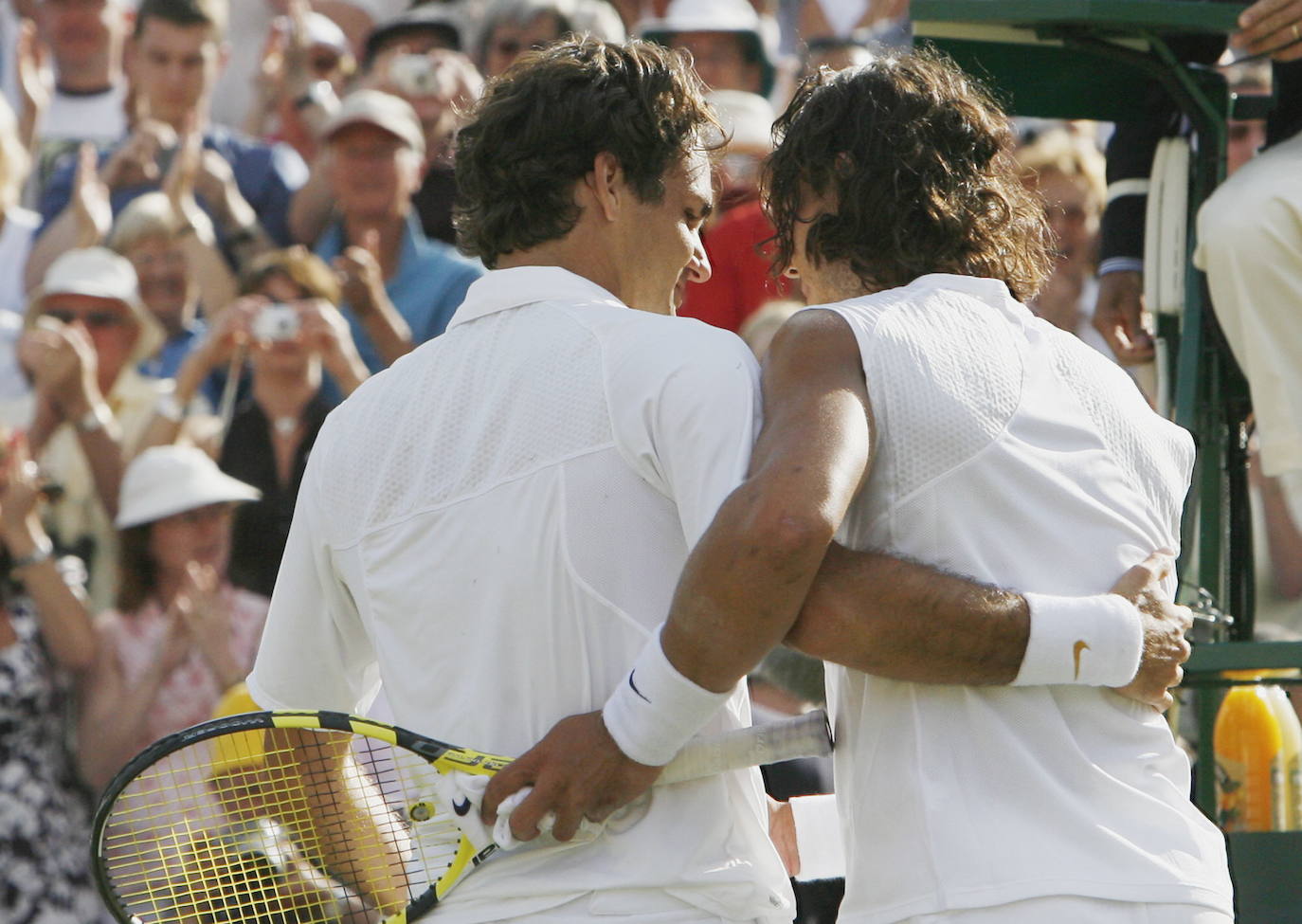 Roger Federer y Rafa Nadal se abrazan tras la final de Wimbeldon de 2007.