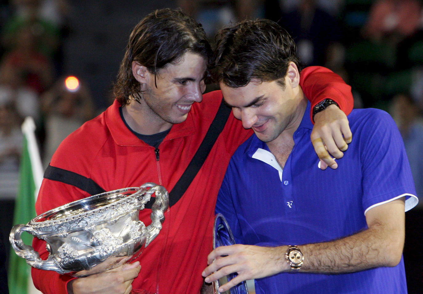 Nadal consuela a Federer tras la final del Open de Australia en 2009.