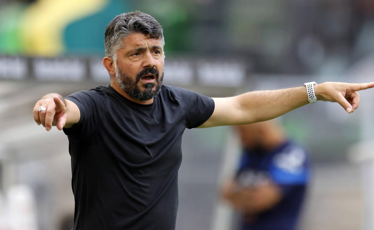 Gennaro Gattuso da instrucciones durante un partido.