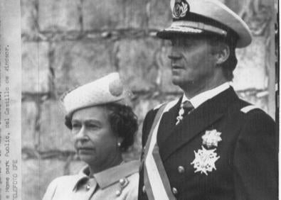 Imagen secundaria 1 - La reina Isabel II junto a la reina Sofía y Juan Carlos I. 