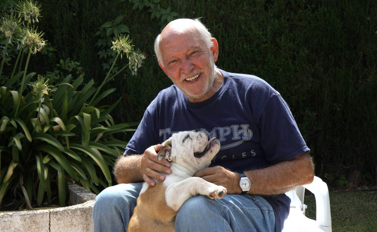 Imagen de archivo de Álvaro de Luna con su perro en su casa de Dénia. 