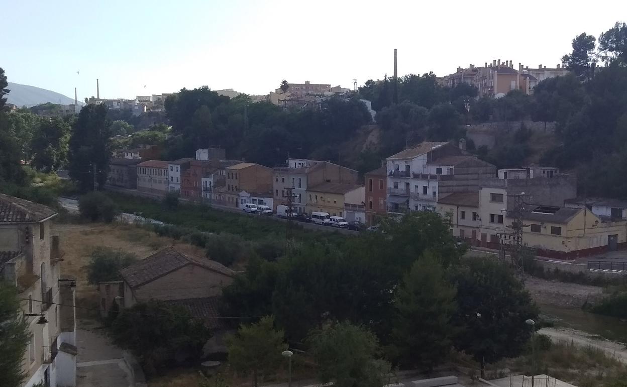 Vista general de Cantereria con el talud tras la viviendas que serán derribadas. 