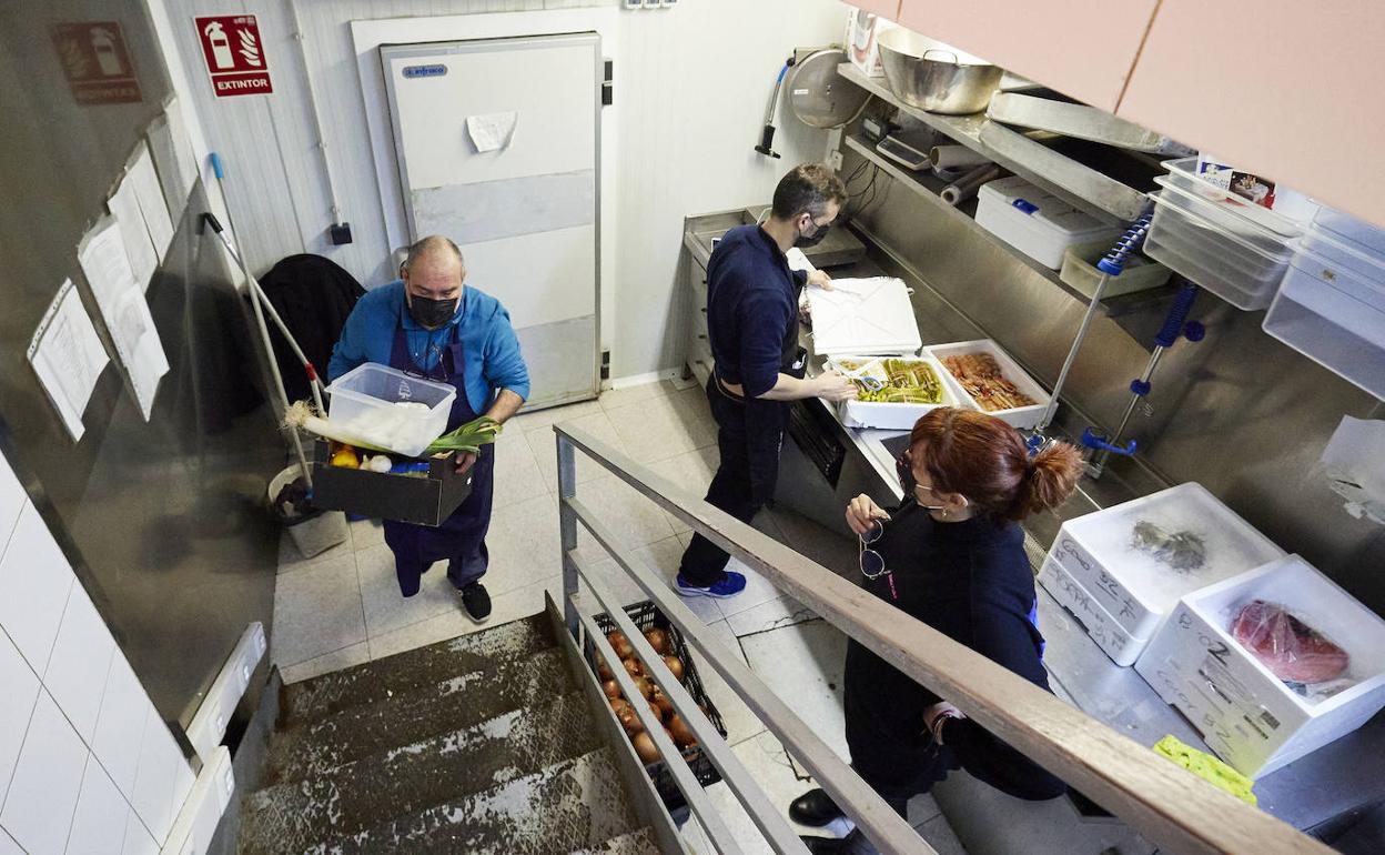 Trabajadores de un local de hostelería valenciano. 