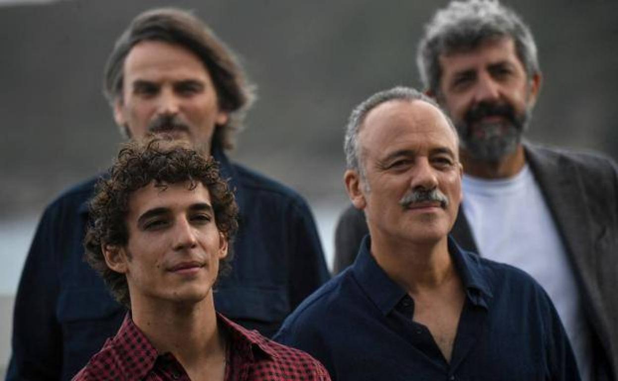 Miguel Herrán y Javier Gutiérrez, en primer plano, protagonistas de 'Modelo 77', y Fernando Tejero y el director Alberto Rodríguez detrás, en San Sebastián. 