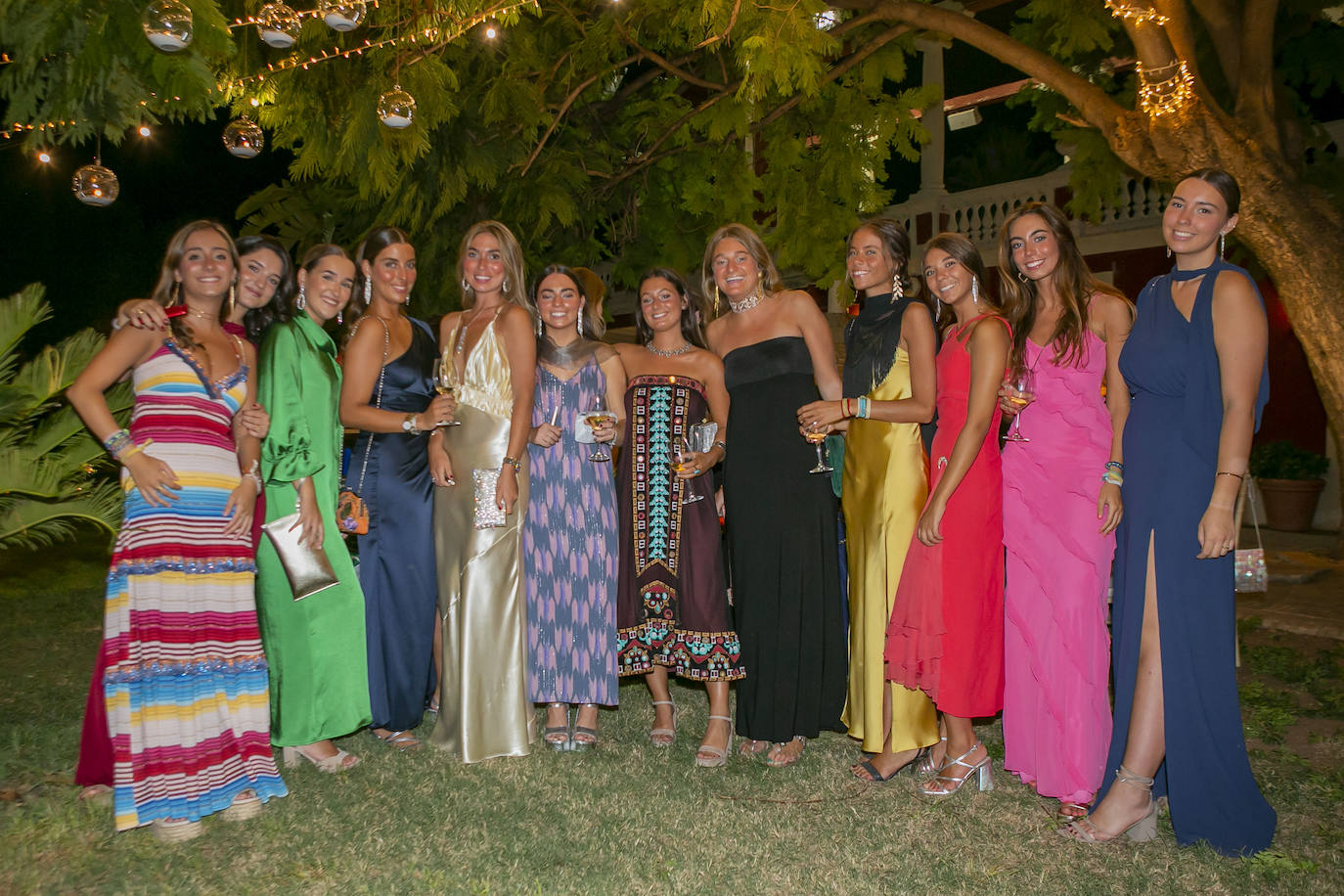 Grupo de amigas del coleguio Guadalaviar de Lola Barral en su fiesta de cumpleaños.