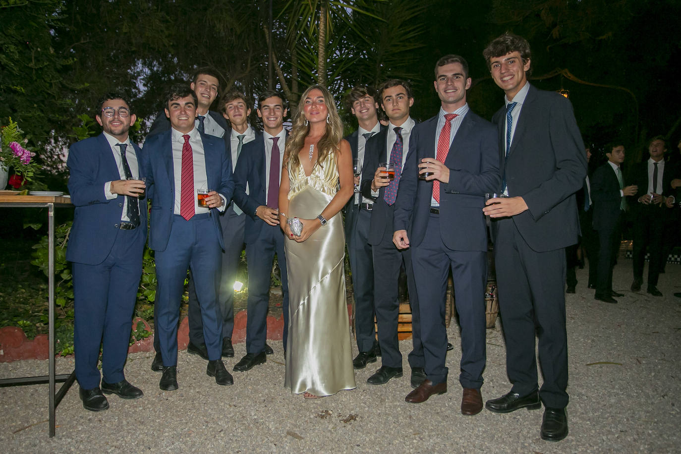 Lola Barral con sus amigos del Colegio Mayor San Pablo de Madrid en la fiesta de su 18 cumpleaños.