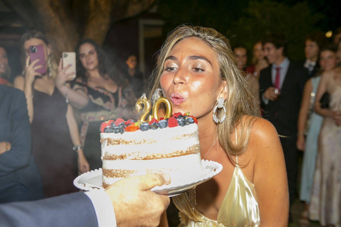 Lola Barral soplando las velas de la tarta de cumpleaños.