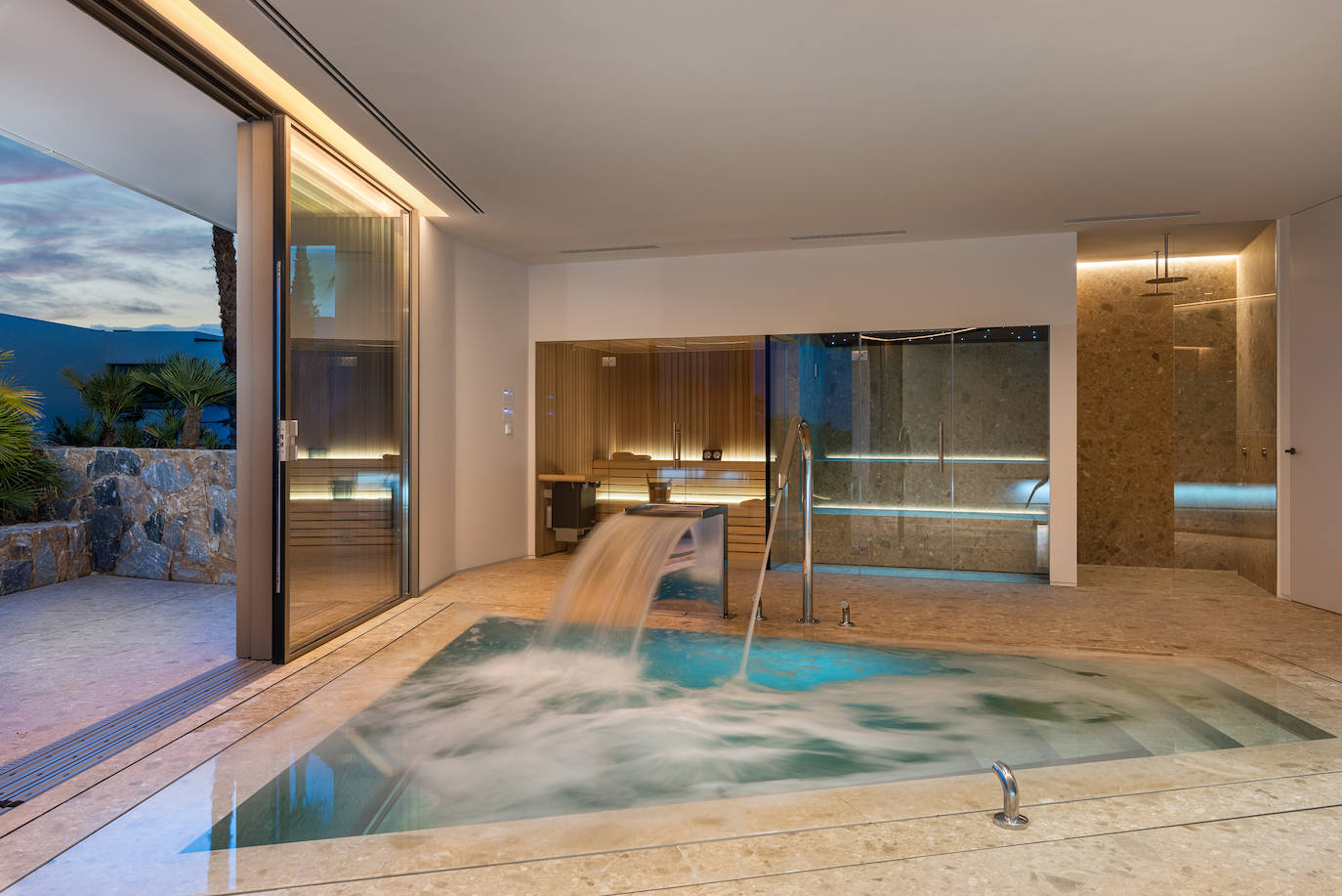 El spa privado con jacuzzi y sauna.