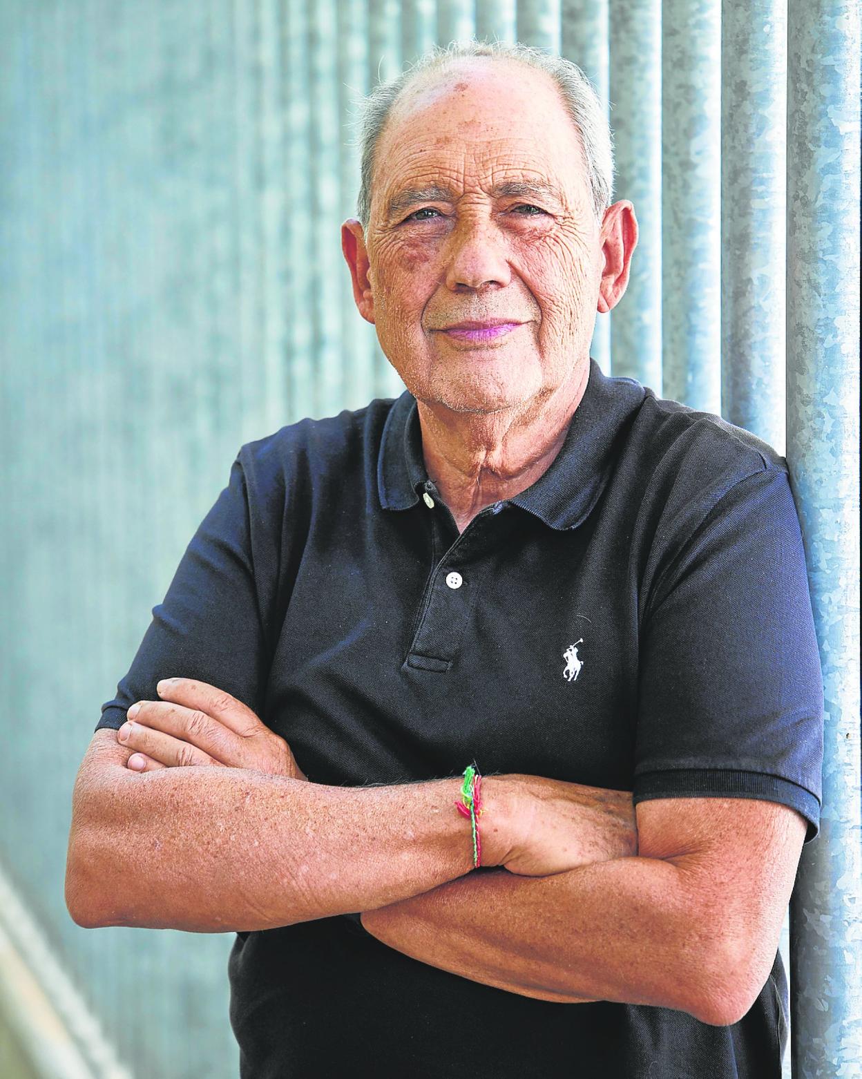 Luchador. Carlos San Juan, a las puertas del centro de mayores de su barrio. iván arlandis