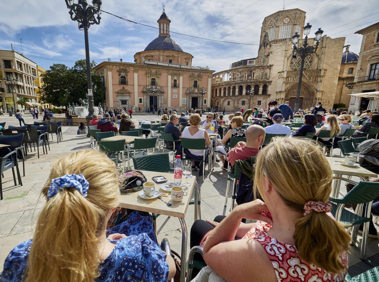 Turismo. Terrazas de bares en la plaza de la Virgen. iván arlandis