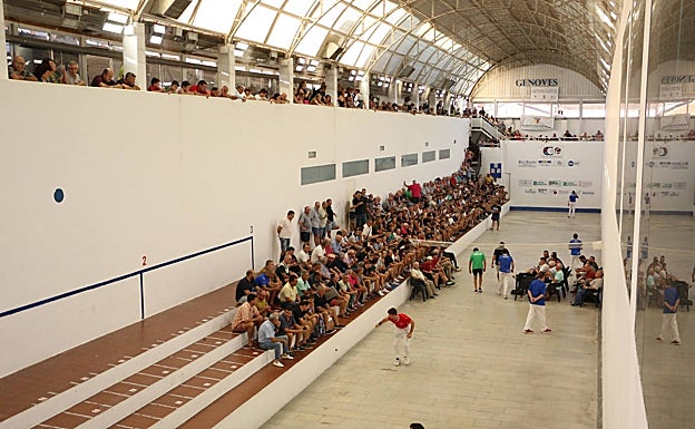 Imagen poco habitual, ayer en El Genovés, de una escala con público más allá de la cuerda hacia el dau. 