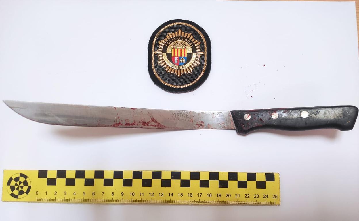 El cuchillo manchado de sangre qu utilizó el menor en la agresión. 