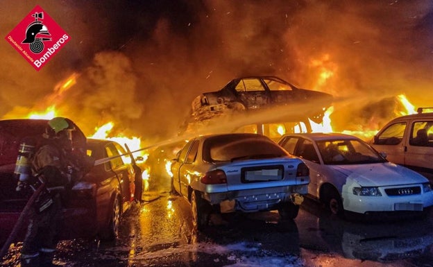 Imagen principal - Así ha sido el incendio del desguace de Catral a primera hora de este domingo. 