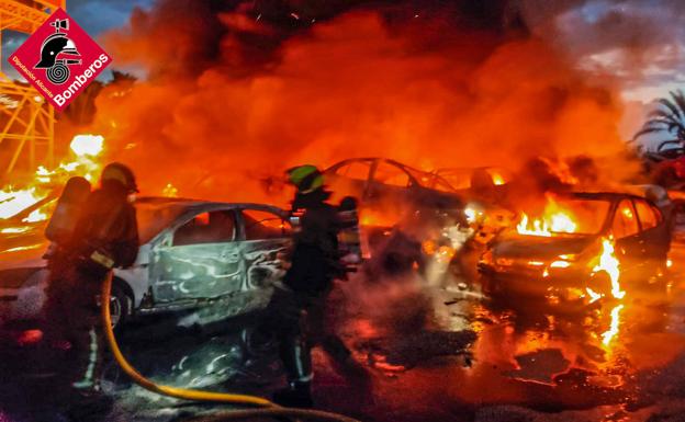 Imagen principal - Incendio en un desguace de Catral | El incendio de un desguace en Catral arrasa más cuarenta coches