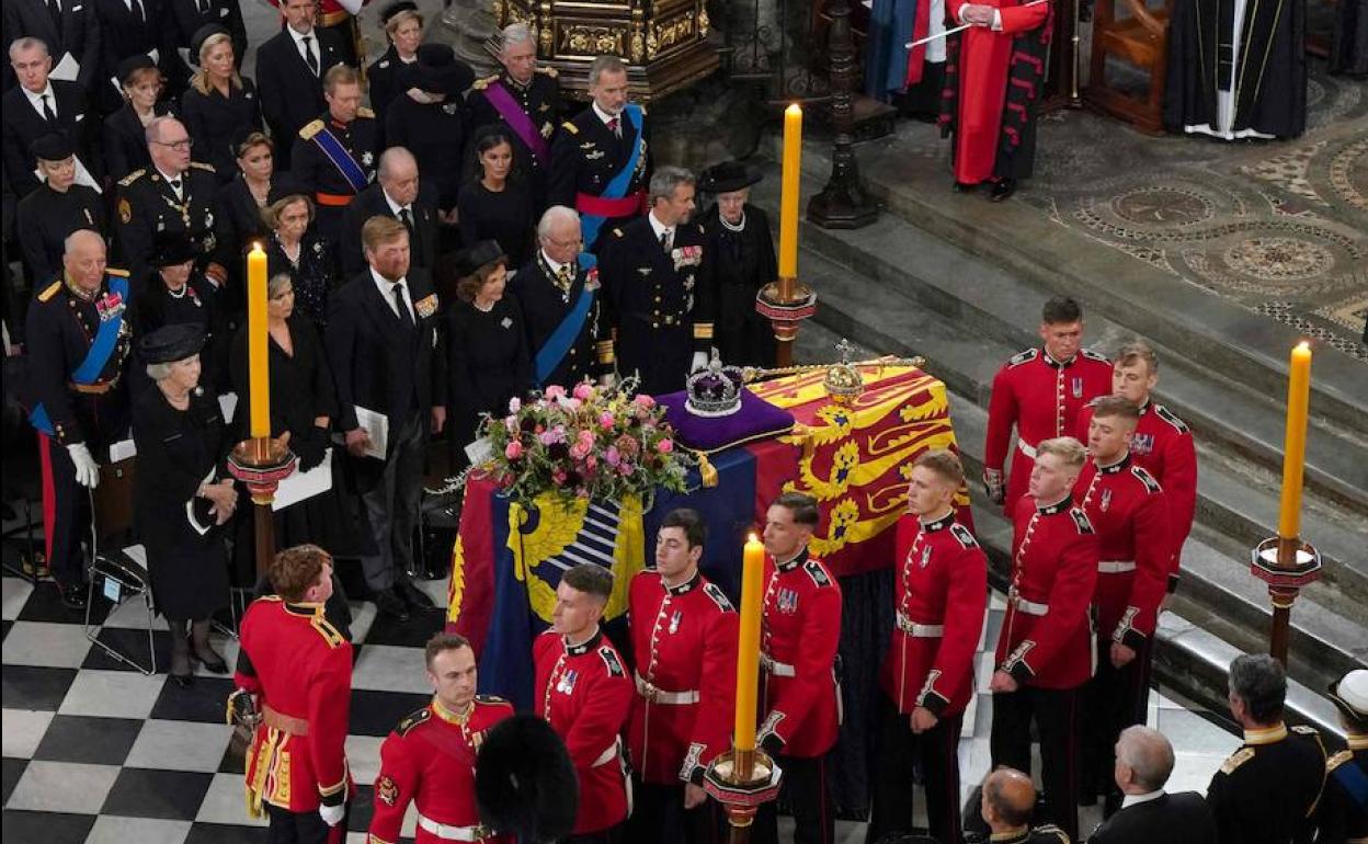 Los reyes de España en la abadía de Westminster, en segunda fila. 